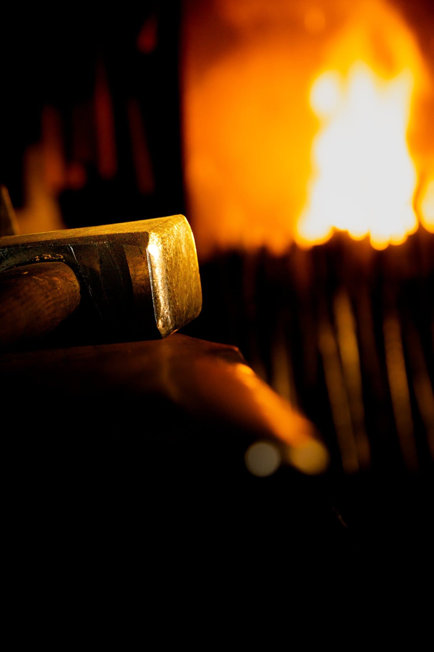 Kovářská dílna s výhní a kovovým materiálem